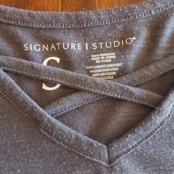 🔥4/$15🔥 Womens Small Grapic Print Mama Needs some Wine High low Tunic T-shirt - Picture 3 of 4